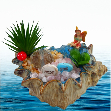 מזרקת מעיין נובע עם רוזקוורץ וסיטרין מוחלקות בקערה דמוית קונכיה עם כדור קריסטל 