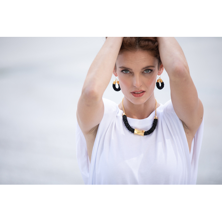 שרשרת בת שבע | תכשיט גיאומטרי | תכשיט שחור & זהב 