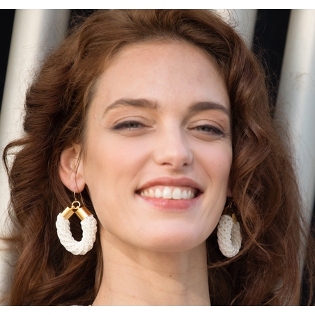 עגיל נויה | עגיל סרוג דמוי טיפה | עגיל לבן