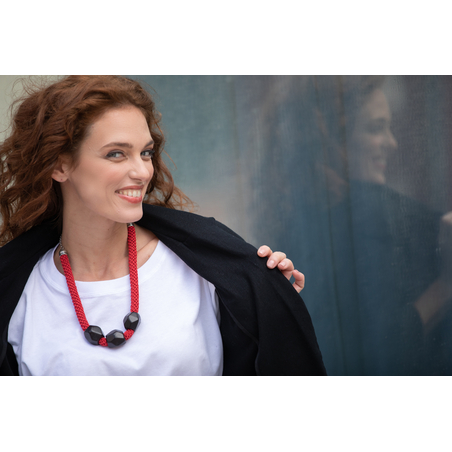 שרשרת טליה | תכשיט חרוזי טגואה | תכשיט אדום & שחור 