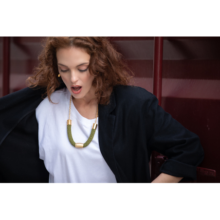 שרשרת חגית | תכשיט גליל מחוספס | תכשיט ירוק & זהב