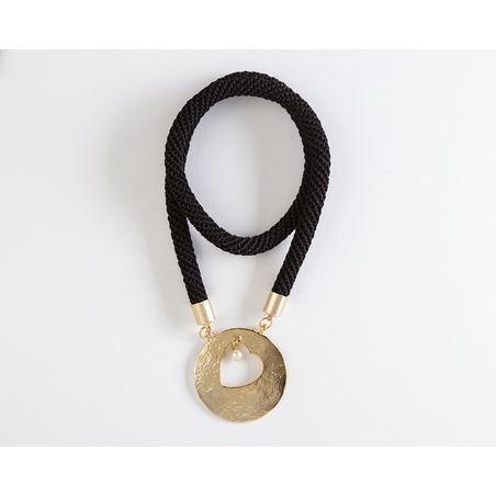 שרשרת יערה | תכשיט תליון לב ופנינה | תכשיט שחור & זהב