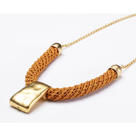 שרשרת שירה | תכשיט טרפז צר | תכשיט כתום & זהב