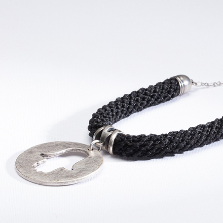 שרשרת נעמה | תכשיט תליון חמסה בתוך עיגול | תכשיט שחור & כסף 