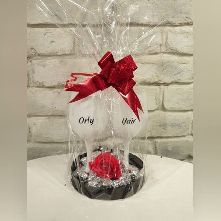 מארז כוסות ממותגות במארז זוגי ושוקולדים 232