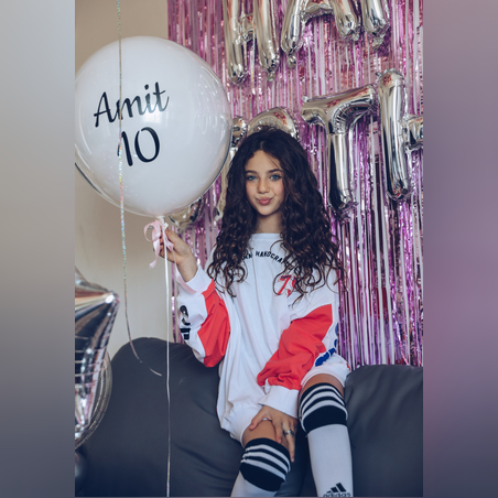 בלון לבן ענק עם כיתוב