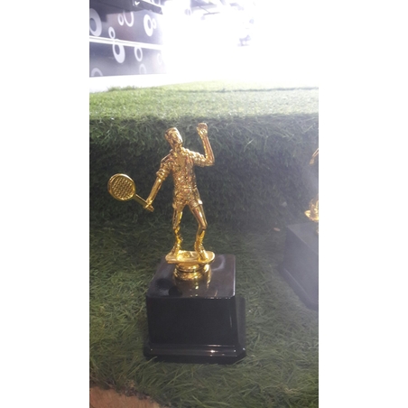 פסלון/גביע טניס שדה 