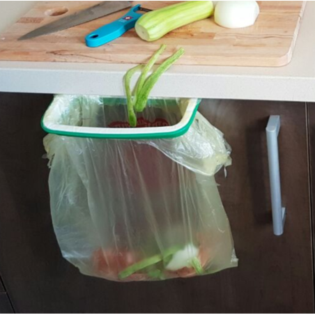 מחזיק שקית אשפה על דלת ארון מטבח