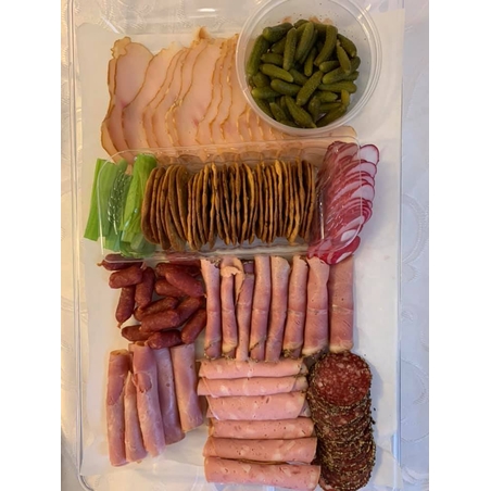 מגש נקניקים ובשרים מעושנים