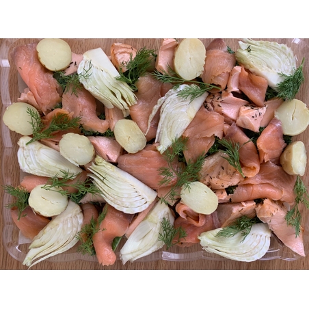 מגש סלמון מעושן ופיסות סלמון עם ירקות ושמיר