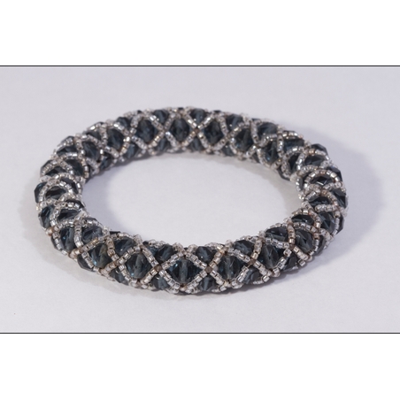 צמיד מרשים מחרוזים