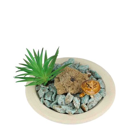 מזרקה עם אמזונייט גולמי בקערה עגולה לבנה