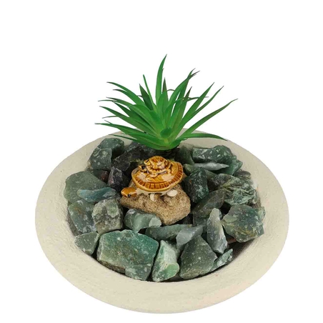 מזרקה עם אוונטורין ירוק גולמי בקערה עגולה לבנה