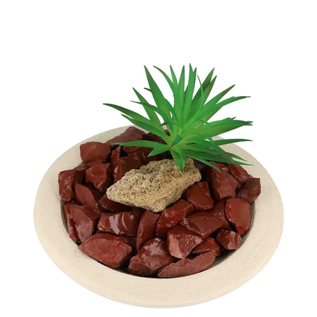 מזרקה עם ג'אספר אדום גולמי בקערה עגולה לבנה