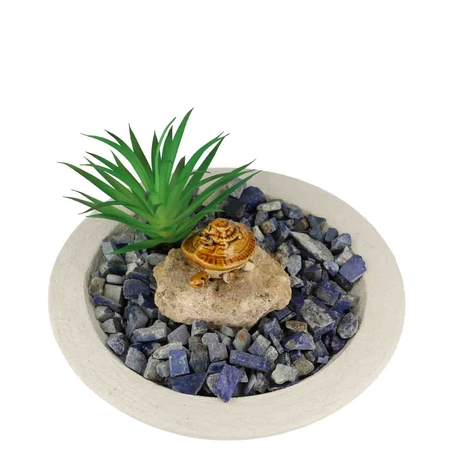 מזרקה עם אבני לאפיס לזולי גולמיות בקערה עגולה לבנה