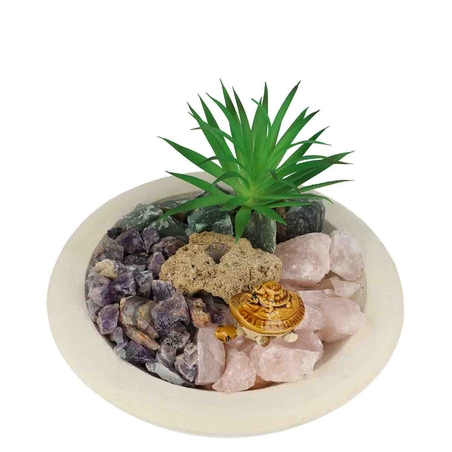 מזרקה עם אמטיסט שברון, רוזקוורץ ואוונטורין ירוק גולמיות בקערה עגולה לבנה