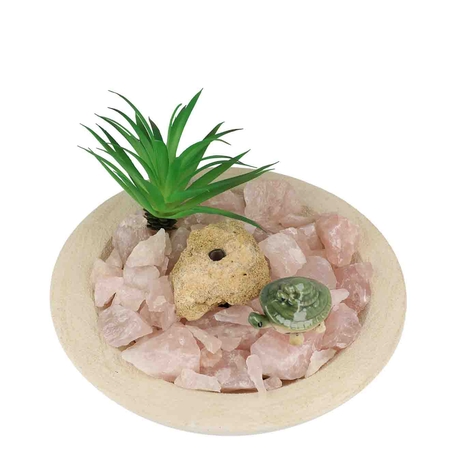 מזרקה עם רוזקוורץ גולמי בקערה עגולה לבנה