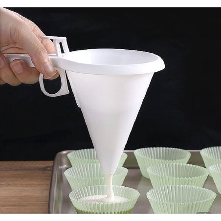 משפך מוזג בלילה