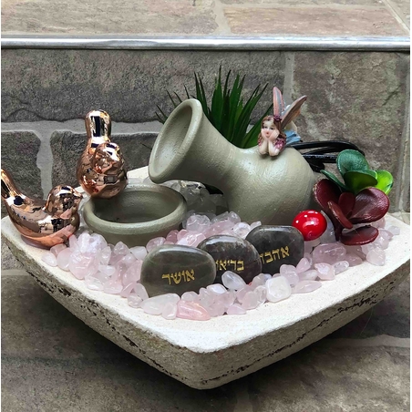 מפל מים עם רוזקוורץ וקריסטל קוורץ מוחלק בקערה מרובעת