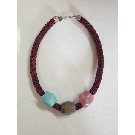 שרשרת נירית בורדו חרוזי טגואה  