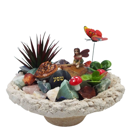 מזרקת מעיין נובע עם מגוון קריסטלים