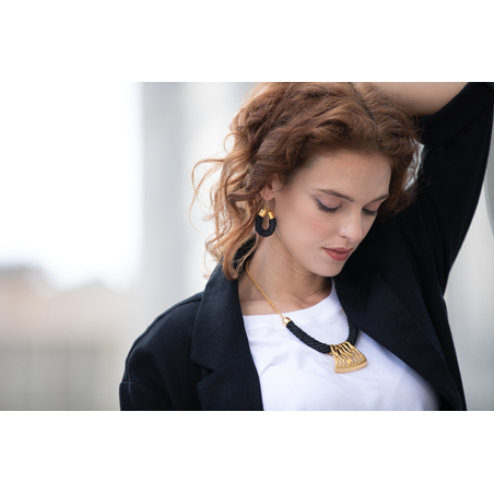 שרשרת דורון | תכשיט תליון טרפז מחורץ | תכשיט שחור & זהב 