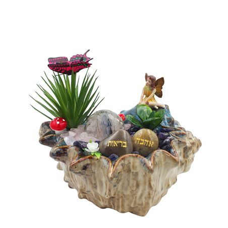 מזרקת מעיין נובע עם רוזקוורץ ואמטיסט מוחלקות בקערה דמוית קונכיה עם כדור קריסטל 