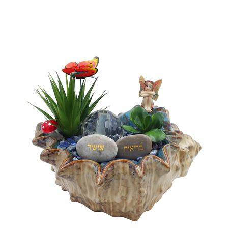 מזרקת מעיין נובע עם לאפיס לזולי מוחלקות בקערה דמוית קונכיה עם כדור קריסטל