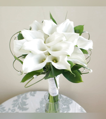 A bridal bouquet with callas