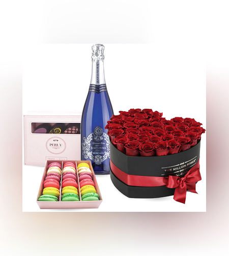 Love box בצורת לב + יין + מקרונים ושוקולד Perly