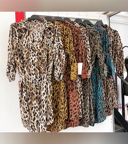 שמלה מנומרת צווארון ווי