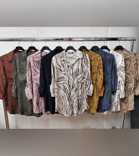 חולצה מודפסת צווארון וכפתורים