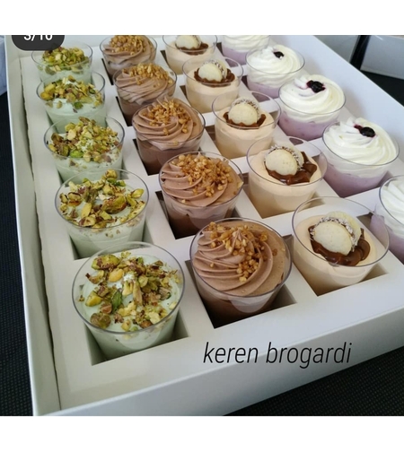 המארז המושלם בלבן ! מארז קומפלט הכולל : קופסא 23X35  + במה + 20 כוסות צבע לבן