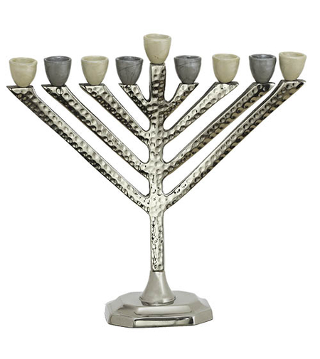 חנוכייה מאלומיניום מרוקע עם קנים אוופוויט וכסף 29X29 ס