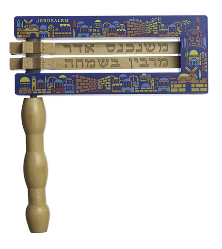 רעשן מעץ רקע כחול וטבעי, ידית בגוון טבעי 