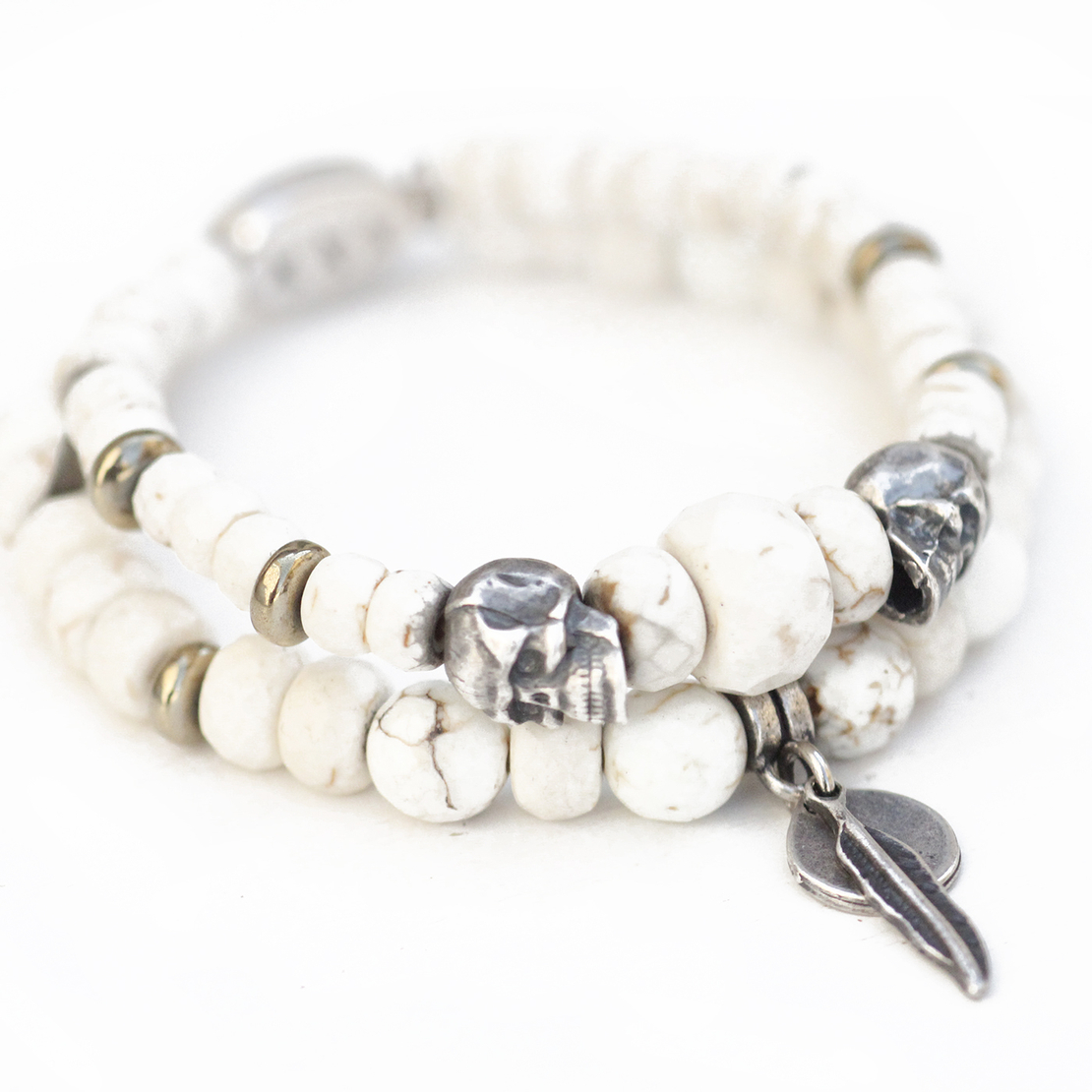 צמיד בוהו גולגולות - לבן כסף