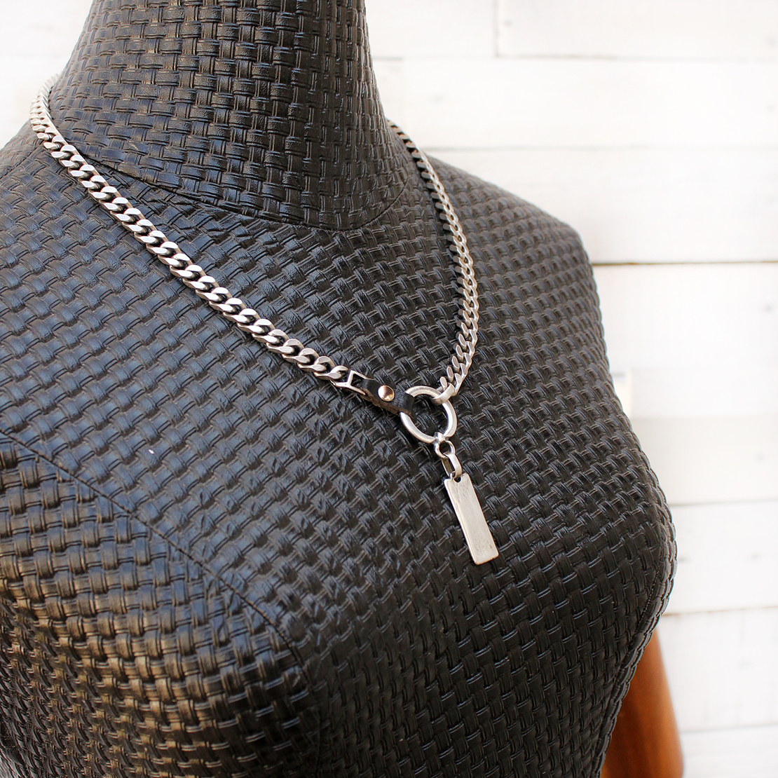 שרשרת דיסקית עור - שחור, כסף 