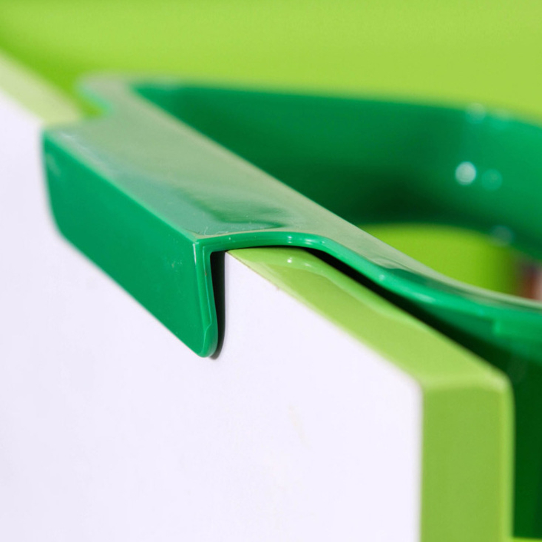 מחזיק שקית אשפה על דלת ארון מטבח