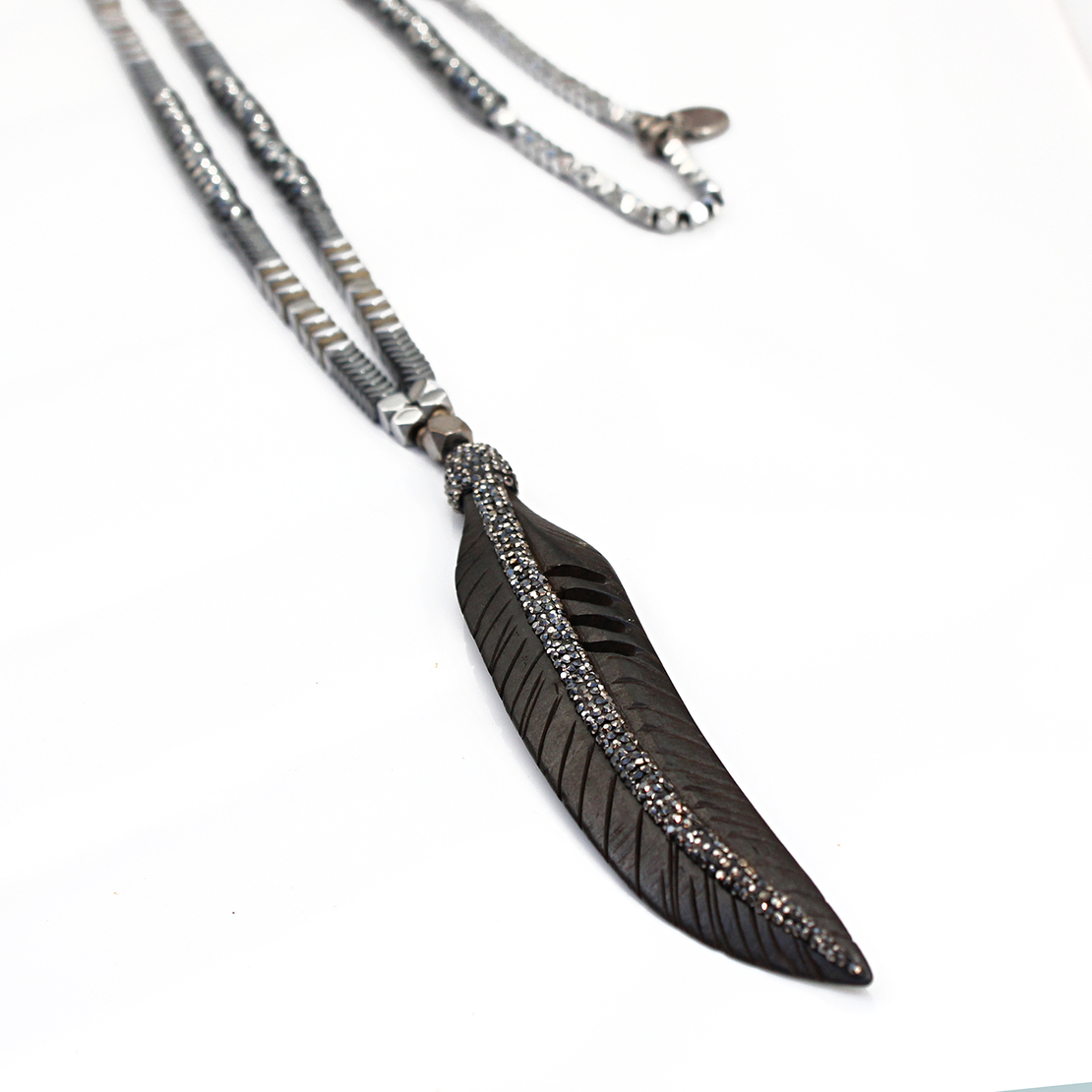 שרשרת נוצה המטייט  - שחור