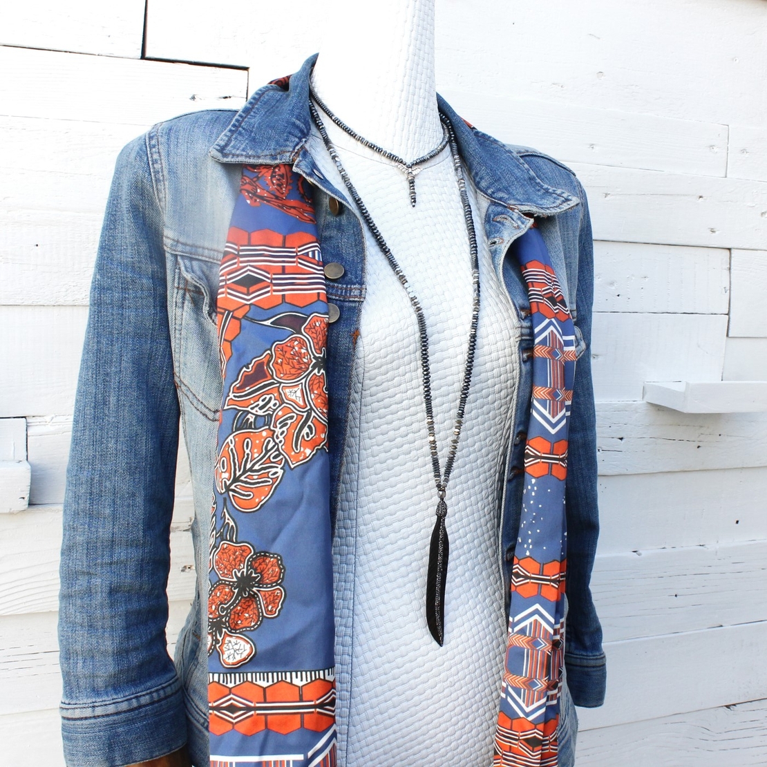 שרשרת נוצה המטייט  - שחור