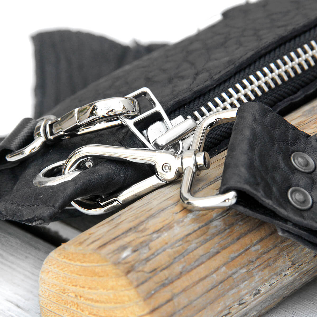 פאוץ' עור - שחור כסוף