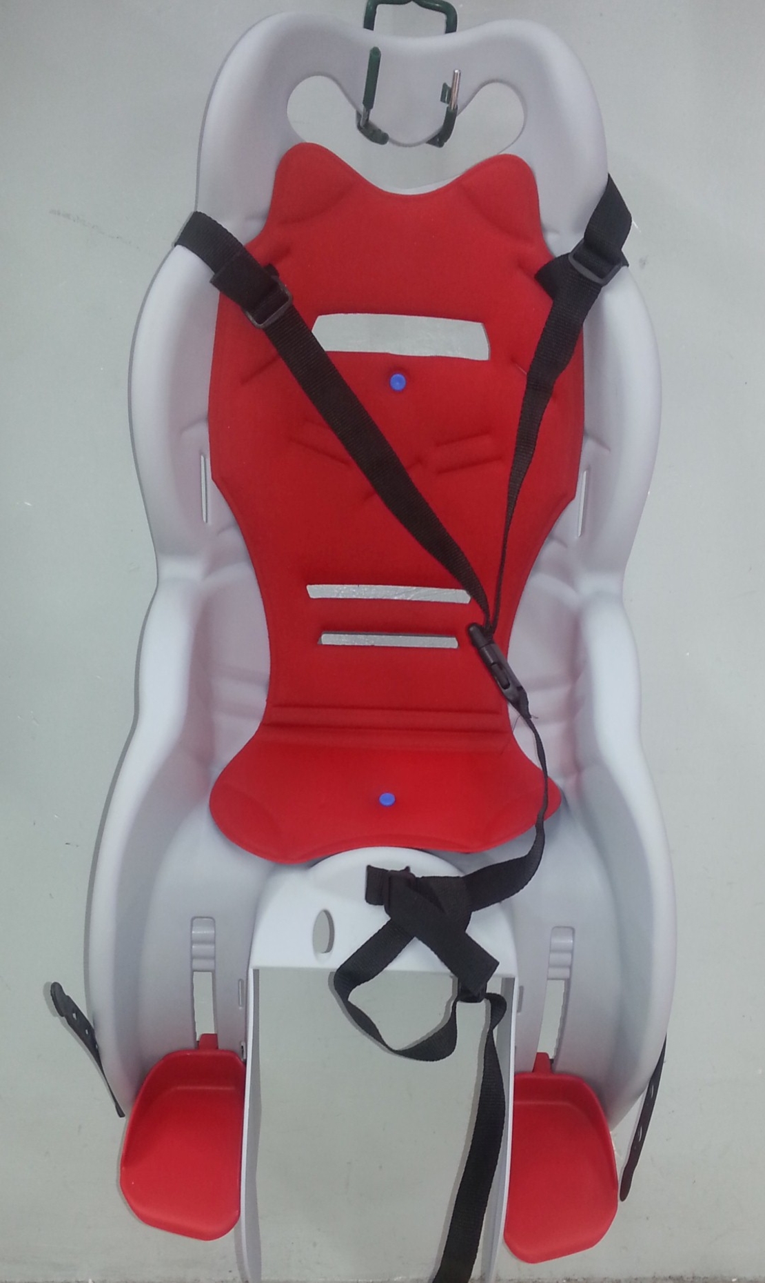 מושב תינוק אחורי נשלף לסבל htp design במבחר צבעים