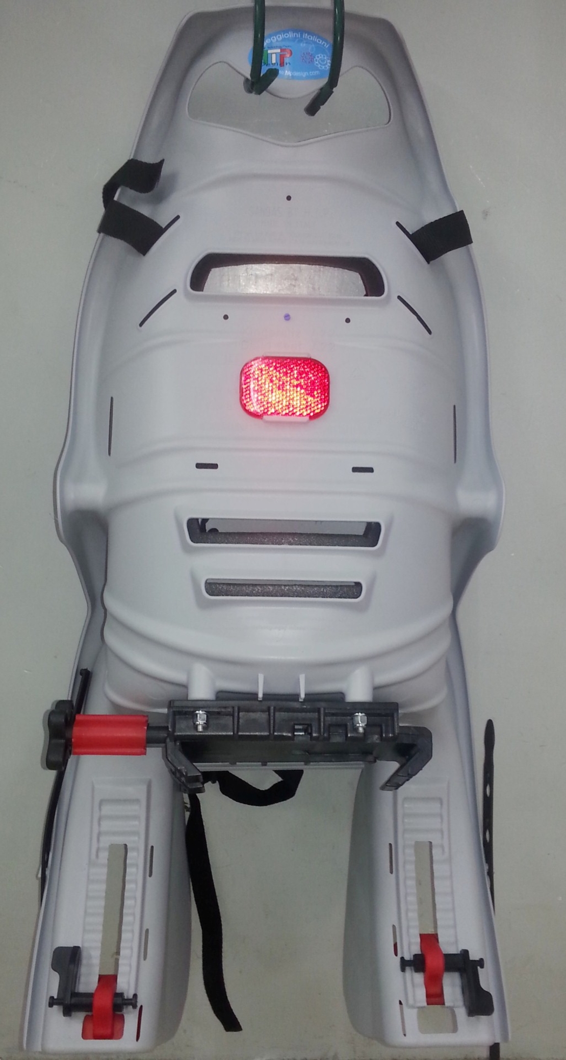 מושב תינוק אחורי נשלף לסבל htp design במבחר צבעים