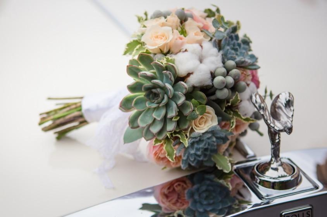 זר כלה עם ורדים וסוקולנטים