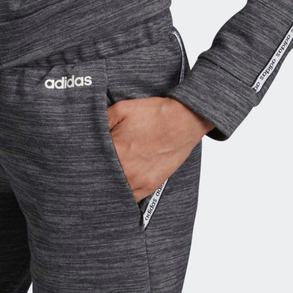 חליפת אדידס לנשים Adidas Xpressive Tracksuit 