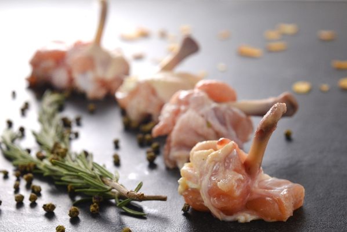 סוכריות כנפיים עוף מצופות בפירורי לחם ושומשום.