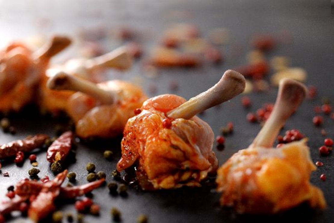 סוכריות כנפיים עוף מצופות בפירורי לחם ושומשום.