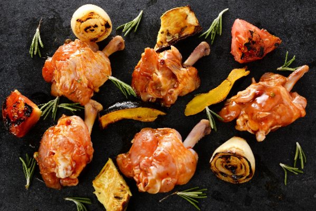 סוכריות כנפיים עוף מצופות בפירורי לחם ושומשום.