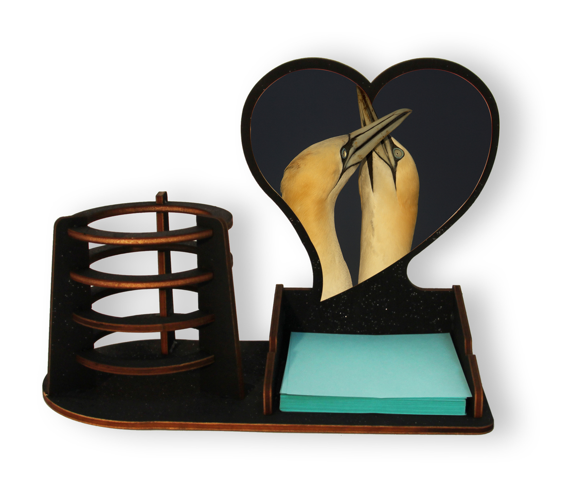 מעמד שולחני עם כוס לעטים