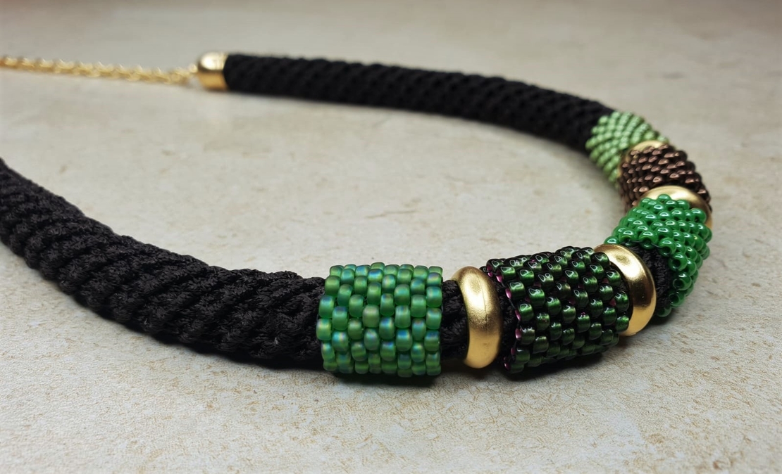 שרשרת חניתה | תכשיט 5 חוליות חרוזים | תכשיט חום & חרוזים צבעוניים